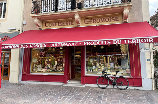 Boutique de la Confiserie Géromoise en plein centre-ville de Gérardmer, rue Charles de Gaulle